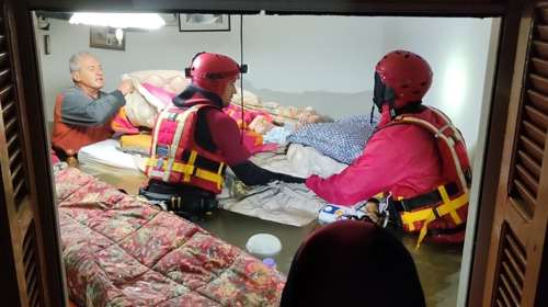 Καρέ-καρέ η επιχείρηση της πυροσβεστικής στο Ερμήτσι- Εβγαζαν ηλικιωμένους από τα παράθυρα, τους μετέφεραν με βάρκες [εικόνες]