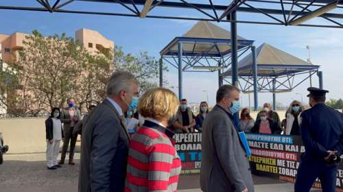 Αντιεμβολιαστές αποδοκίμασαν τη Μίνα Γκάγκα στη Λάρισα- &quot;Είμαστε ελεύθεροι από τα εμβόλια&quot; [βίντεο]