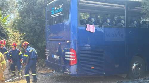 Κέρκυρα: Ενας νεκρός και δύο τραυματίες από τη σύγκρουση τουριστικού λεωφορείου με φορτηγό - Απεγκλωβισμός μητέρας και κόρης