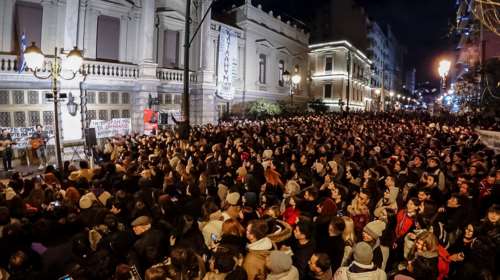 Συναυλία στο Εθνικό: Πλήθος κόσμου στο πλευρό των καλλιτεχνών – &quot;Δε φεύγουμε, τώρα θα μας ακούσετε&quot;