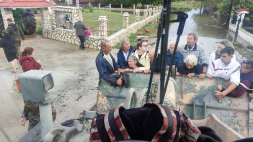 Κακοκαιρία Daniel: Εφθασε ο στρατός στον Παλαμά Καρδίτσας και άρχισε να απεγκλωβίζει τους κατοίκους