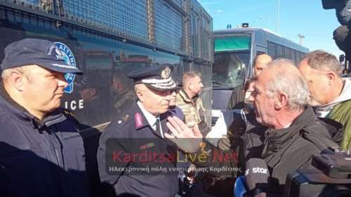 Ένταση στις αγροτικές κινητοποιήσεις στην Καρδίτσα - Έπεσαν χημικά [εικόνες]