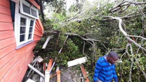 Αϊτή: Ο κυκλώνας Ελσα με ριπές ανέμου 120 χλμ ανά ώρα απειλεί την Καραϊβική [Βίντεο]