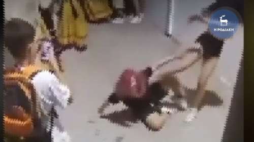 Ρόδος: Βίντεο σοκ με άγριο ξυλοδαρμό 13χρονης από συμμαθήτριές της - Γροθιές και κλωτσιές στο κεφάλι