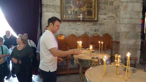 Ο Κασσελάκης έκανε δωρεά στην Παναγία Πορταΐτισσα – &quot;Δάκρυσε όταν είδε την καμένη εικόνα&quot; [βίντεο]