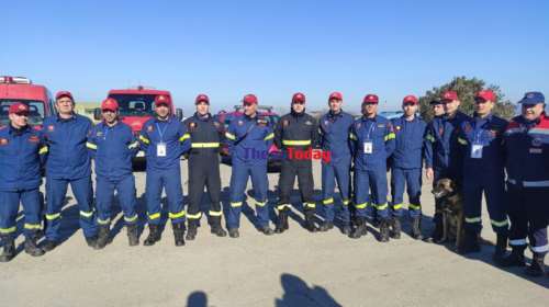 Συγκίνηση και αγκαλιές στην αναχώρηση της δεύτερης ελληνικής αποστολής για την Τουρκία - Μαζί τους και ο σκύλος Τάλος [βίντεο]