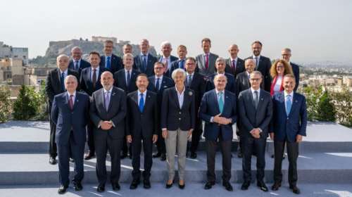 ΕΚΤ: &quot;Παγώνει&quot; τα επιτόκια έπειτα από 15 μήνες και 10 συνεχόμενες αυξήσεις