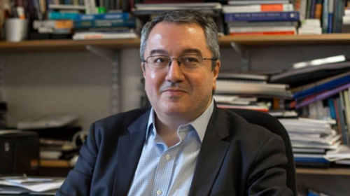 Μόσιαλος: Οι μεταλλάξεις θα κρίνουν το πότε θα βγάλουμε τις μάσκες - Ποιοι δεν χρειάζεται να κάνουν τρίτη δόση