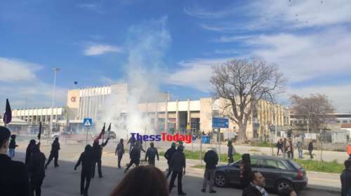 Επεισόδια στη Θεσσαλονίκη: Πέτρες, μολότοφ και χημικά έξω από τον ΟΣΕ μετά την πορεία για τα Τέμπη [εικόνες-βίντεο]