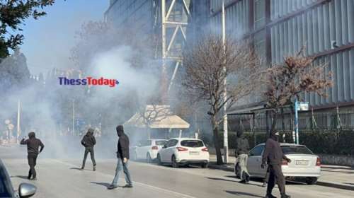 Επεισόδια στη Θεσσαλονίκη: Πέτρες, χημικά και κρότου λάμψης στο ΑΠΘ, τα ΜΑΤ μπήκαν μέσα στο campus [εικόνες-βίντεο]