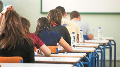 Πανελλήνιες 2021: Γιατί εκτινάσσονται στα ύψη οι βάσεις εισαγωγής στα χαμηλόβαθμα τμήματα ΑΕΙ