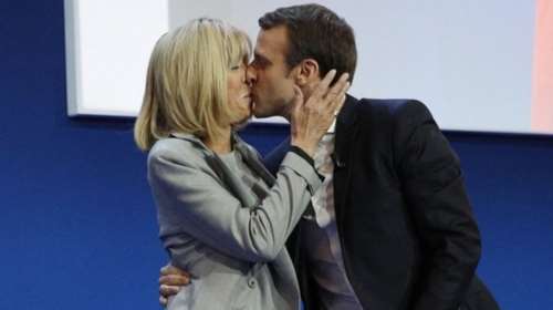 Γιατί ο Μακρόν φοράει δύο βέρες: Η καταπληκτική ιστορία αφοσίωσης και αγάπης με την Μπριζίτ