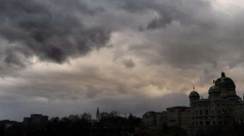 Καιρός: Συννεφιά και βροχές σε Αττική και Θεσσαλονίκη - Μικρή άνοδος της θερμοκρασίας