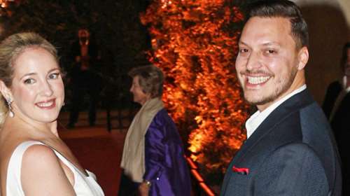 Γάμος Θεοδώρας: Χορεύει μαζί με τον Μάθιου Κουμάρ τη θρυλική &quot;Δραπετσώνα&quot; στο pre-wedding party [βίντεο]