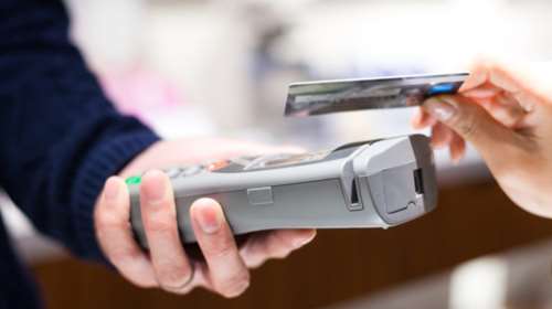 Πλαστικό χρήμα: Οι Έλληνες πλέον πληρώνουν τον καφέ τους με κάρτα - Αυξήθηκαν οι συναλλαγές κάτω των 2 ευρώ