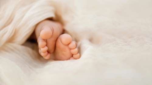 Θεσσαλονίκη: Εξοργιστικό βίντεο με το μωρό που παράτησαν οι γονείς του στο μπαλκόνι να σπαράζει - Τι λέει αυτόπτης μάρτυρας