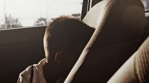 Κρήτη: Ελεύθερος ο 26χρονος που άφησε το παιδί του στο αμάξι για 40 λεπτά και πήγε για μπάνιο - Παραδέχτηκε το... λάθος του