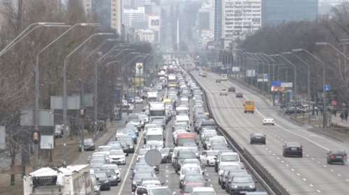 Πόλεμος στην Ουκρανία: Χιλιάδες πολίτες σε πανικό εγκαταλείπουν το Κίεβο με τα αυτοκίνητά τους [εικόνες]