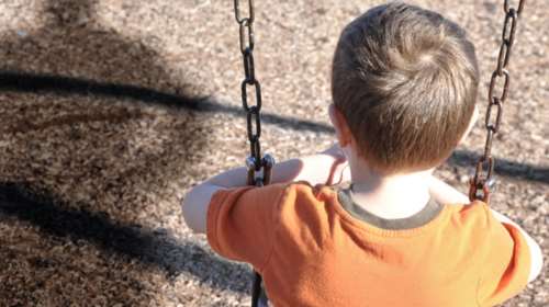 Σοκ στα Πετράλωνα: Δύο αδέρφια καταγγέλλουν τον πατέρα τους για σεξουαλική κακοποίηση και τη μητέρα τους για συγκάλυψη [Βίντεο]