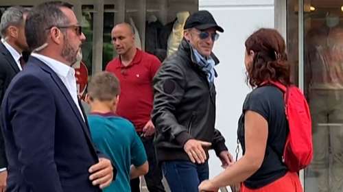 Δερμάτινο, τζιν, χοντρό φουλάρι, κασκέτο και φιμέ γυαλιά: Άφαντος ο Μακρόν μετά την τελευταία του εμφάνιση, σε στιλ ροκ σταρ