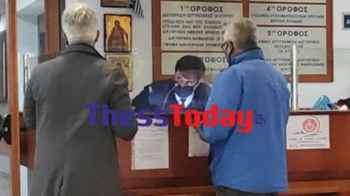 Στάθης Παναγιωτόπουλος: Παραδόθηκε ο τηλεπαρουσιαστής - Φύλλο και φτερό το σπίτι του από την ΕΛ.ΑΣ