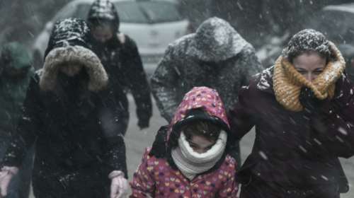 Νέα κακοκαιρία με χιόνια και στην Αττική: Πέφτει 10 βαθμούς η θερμοκρασία - Χιονίζει από το πρωί σε πολλές περιοχές