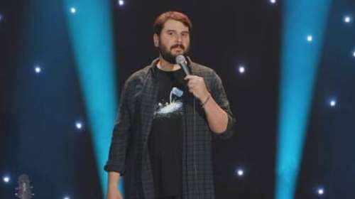 Πάρις Ρούπος: Κατεβάζει τους τόνους η Pizza Fan - &quot;Η τέχνη δεν στοχοποιείται και δεν τιθασεύεται&quot; απαντά ο κωμικός