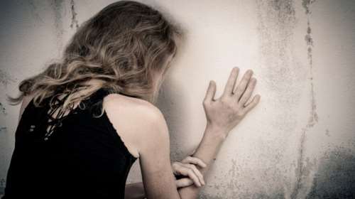 Χανιά: Απίστευτη τροπή στην υπόθεση κακοποίησης 34χρονης από πρώην ιερέα - Την βίασε 17χρονος Ρομά παρουσία του