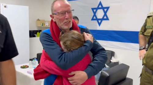Στην αγκαλιά του πατέρα της η 9χρονη όμηρος της Χαμάς που είχε θεωρηθεί νεκρή [βίντεο]