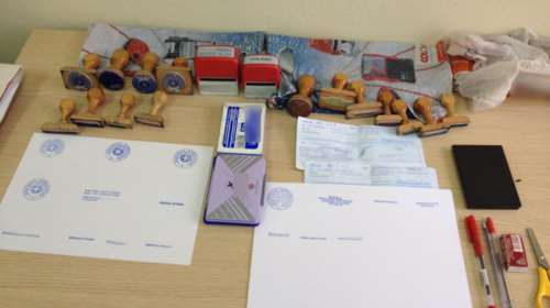 Τσουνάμι αποκαλύψεων για δεκάδες αστυνομικούς σε κύκλωμα πλαστών πιστοποιητικών - 320.000€ έκρυβε διοικητής τμήματος