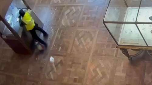 "Κλοπή του αιώνα" στο Λούβρο: Βίντεο δείχνει πώς οι δράστες άνοιξαν τις προθήκες με αλυσοπρίονο