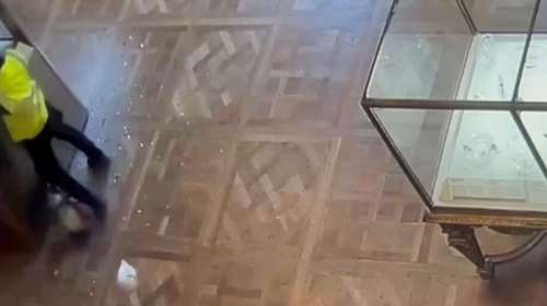 "Κλοπή του αιώνα" στο Λούβρο: Βίντεο δείχνει πώς οι δράστες άνοιξαν τις προθήκες με αλυσοπρίονο