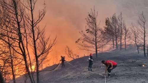 Μαίνεται το πύρινο μέτωπο στη Ρόδο: Εκκενώθηκαν οικισμός και κατασκήνωση - Κινδύνεψαν πυροσβέστες και εθελοντές