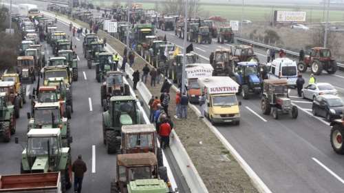 Το μεσημέρι αποφασίζουν οι αγρότες στα Μάλγαρα: Τρακτέρ στην Αθήνα και γενικό κλείσιμο των δρόμων στο τραπέζι