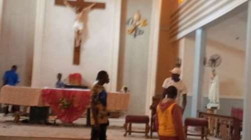 Μακελειό στη Νιγηρία: Τουλάχιστον 50 νεκροί από επίθεση ενόπλων σε καθολική εκκλησία