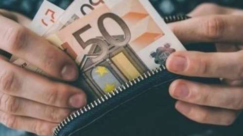 Διπλή αύξηση για συνταξιούχους και δημοσίους υπαλλήλους – Πόσα θα πάρουν και από πότε