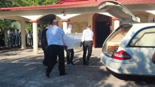 Αγρίνιο: Θρήνος στην κηδεία του 21χρονου Θανάση - Με κουφέτα και λευκά λουλούδια το τελευταίο αντίο