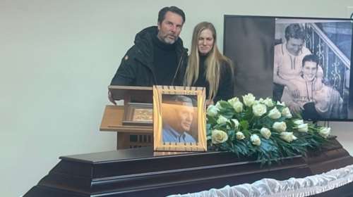 Αλμπέρτο Εσκενάζυ: Συγκίνηση στο τελευταίο αντίο – Τον αποχαιρέτησαν με το τραγούδι "Του Αιγαίου τα μπλουζ"