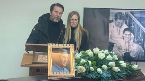 Αλμπέρτο Εσκενάζυ: Συγκίνηση στο τελευταίο αντίο – Τον αποχαιρέτησαν με το τραγούδι "Του Αιγαίου τα μπλουζ"