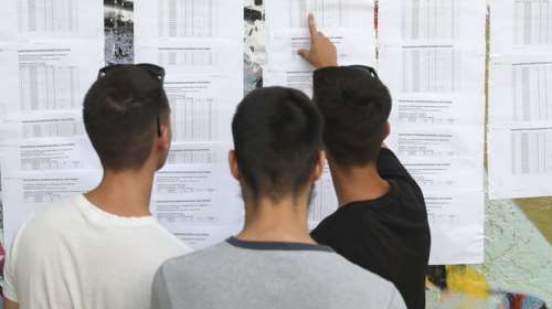 Αλλαγή στις Πανελλαδικές 2021: Με SMS στο κινητό θα μάθουν οι υποψήφιοι τους βαθμούς και σε ποια σχολή πέρασαν