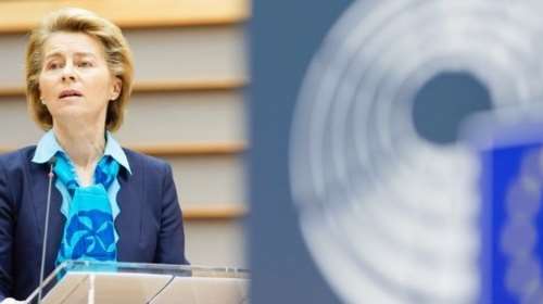 &quot;Πόλεμος&quot; ΕΕ με AstraZeneca - Φον ντερ Λάιεν: Ή παραδίδετε τα εμβόλια ή βάζουμε εμπάργκο στις εξαγωγές