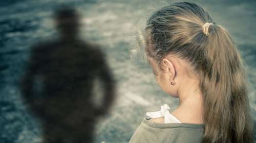 Φρίκη στην Κρήτη: Ασελγούσε στις κόρες του για οκτώ χρόνια - Επαιρνε τα παιδιά διακοπές και τα κακοποιούσε