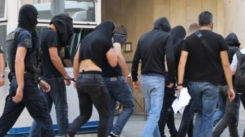 Νέα Φιλαδέλφεια: Ταυτοποιήθηκαν Έλληνες οπαδοί και από τις δύο πλευρές- &quot;Kλειδί&quot; ο γεροδεμένος με τη μπορντό μπλούζα