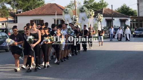 Ράγισαν καρδιές στην κηδεία του 15χρονου Τάσου στη Σκύδρα - Η σπαρακτική πομπή των συμμαθητών του [Εικόνες - Βίντεο]