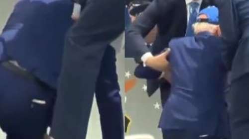 ΗΠΑ: Νέο ατύχημα και πτώση για τον Τζο Μπάιντεν - Σκόνταψε και έπεσε κάτω σε εκδήλωση αποφοίτησης [Βίντεο]