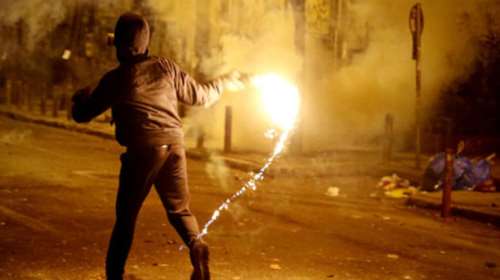 Συναγερμός: Επίθεση αγνώστων με μολότοφ στο ΑΤ Κυψέλης - Μία προσαγωγή και ζημιές σε ΙΧ