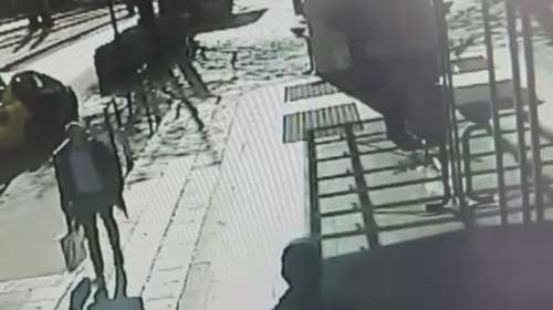 Βίντεο ντοκουμέντο με τον οδηγό ταξί που άρπαζε κάρτες επιβατών - Παρασύρει πελάτη και εξαφανίζεται