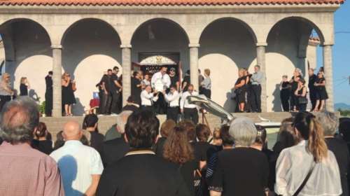 Αγρίνιο: Σπαραγμός στην κηδεία της δίχρονης Αλεξάνδρας- Συντετριμμένοι οι γονείς της από την αδιανόητη τραγωδία