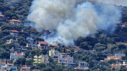 Υπό έλεγχο η φωτιά στην Αρτέμιδα - Σηκώθηκαν και δύο ελικόπτερα [εικόνες]