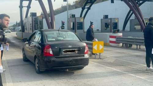 Οι αγρότες σηκώνουν τις μπάρες των διοδίων και βάζουν κουκούλες στις κάμερες [εικόνες - βίντεο]